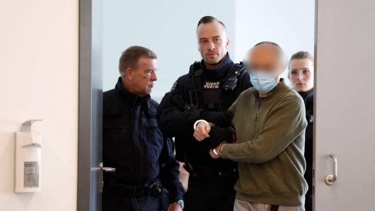 Defendant Jian G. (R), a former assistant to then-member of the European Parliament Maximilian Krah, of the far-right Alternative for Germany (AFD) party, enters the courtroom of the higher regional court in Dresden, eastern Germany, on September 30, 2025. (Photo by Odd ANDERSEN / POOL / AFP)