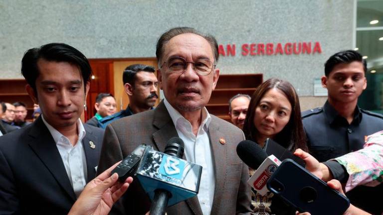 Perdana Menteri Datuk Seri Anwar Ibrahim (tengah) ketika sidang media pada Program Ihya' Ramadan Kementerian Belia dan Sukan (KBS) di Menara KBS hari ini. - fotoBERNAMA