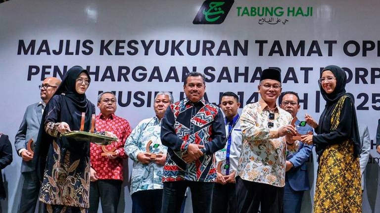 Menteri di Jabatan Perdana Menteri (Hal Ehwal Agama), Datuk Dr Mohd Na’im Mokhtar (dua, kanan) menyampaikan plak penghargaan kepada wartawan penyiaran Radio Pertubuhan Berita Nasional Malaysia (Bernama) Nurliyana Farhah Rusla (kanan) pada Majlis Doa Selamat Penutup Operasi Haji dan Penghargaan Rakan Korporat Tabung Haji Musim Haji 1446H/2025M di Menara Tabung Haji, hari ini. - BERNAMA