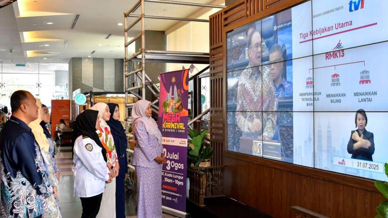 Kakitangan awam mengikuti siaran langsung pembentangan Rancangan Malaysia Ke-13 (RMK13) oleh Perdana Menteri Datuk Seri Anwar Ibrahim ketika tinjauan Bernama hari ini- BERNAMA