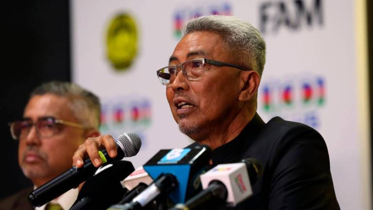 Pemangku Presiden FAM Datuk Wira Mohd Yusoff Mahadi ketika sidang media selepas Mesyuarat Jawatankuasa Eksekutif FAM Kali ke-4 Bagi Penggal 2025-2029 di Wisma FAM hari ini. Hadir sama Setiausaha Agung FAM Datuk Noor Azman Rahman(kiri) - fotoBERNAMA