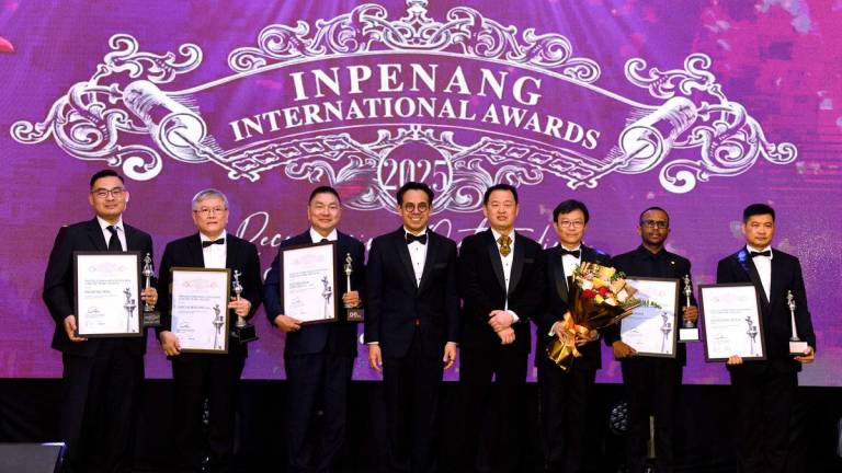 Menteri Sumber Manusia Steven Sim Chee Keong (empat, kiri) dan Presiden INPenang International Awards Datuk Chng Huck Theng (empat,kanan) bergambar dengan penerima-penerima anugerah antarabangsa di Majlis INPenang International Awards 2025 di St Giles Wembley di sini hari ini - BERNAMA