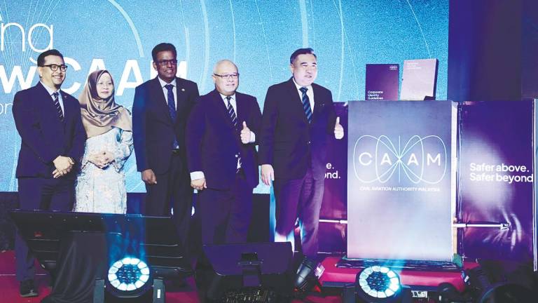 Loke launching the new corporate identity of the Civil Aviation Authority of Malaysia. With him are (from left) Norazman, Transport Ministry deputy secretary-general (policy) Datuk Normah Osman, Transport Ministry secretary-general Datuk Seri Jana Santhiran Muniayan and CAAM chairman Datuk Mohamed Sharil Tarmizi. – Bernamapic