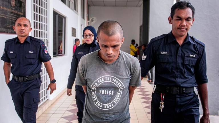 An oil palm plantation worker escaped the death penalty after the High Court here today sentenced him to seven years in prison on an amended charge of manslaughter of a detainee at Taiping Prison, six years ago. - BERNAMAPIX