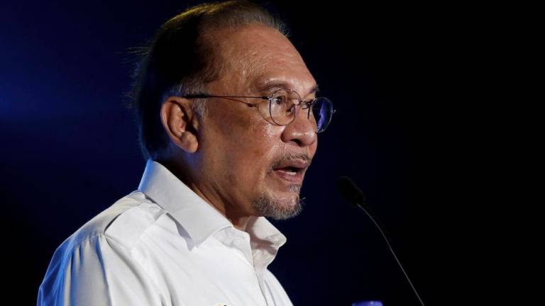 Perdana Menteri, Datuk Seri Anwar Ibrahim berucap pada Majlis Penutupan Program MADANI Rakyat (PMR) 2025 Perak di Lumut Waterfront, di sini hari ini. fotoBERNAMA