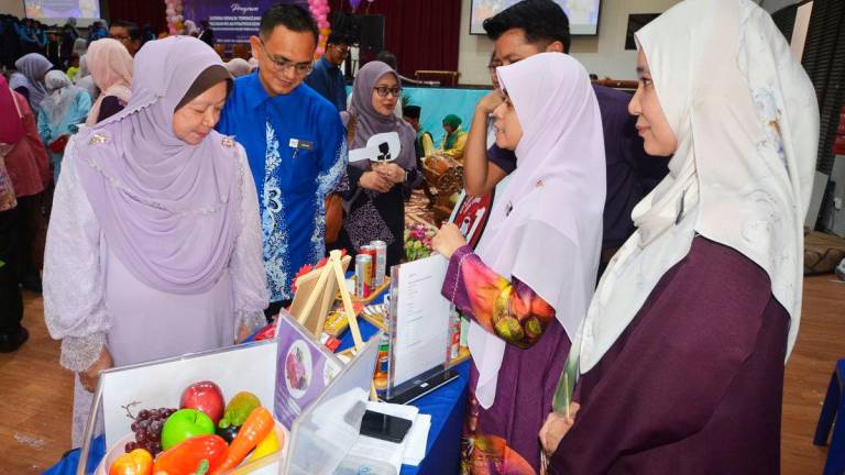 Datuk Dr Kasemani Embong (right) - Bernamapix