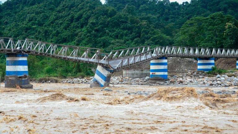 The collapsed Dudhia Iron Bridge over the Balason River after torrential rains in Darjeeling, India, October 5, 2025. REUTERS/Stringer