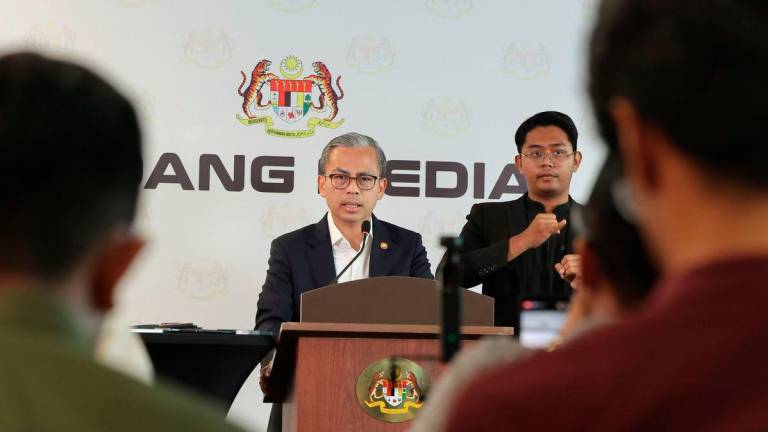 Menteri Komunikasi merangkap jurucakap Kerajaan Perpaduan Datuk Fahmi Fadzil (kiri) ketika sidang media mingguan Kabinet di Menara Komunikasi hari ini. - BERNAMA