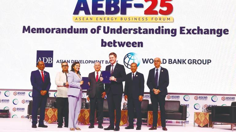 Fadillah (centre) witnessing the MoU exchange between Wicklein (third, right) and World Bank practice manager Claudia Inez Vasquesz Suarez (third, left) at the Asean Energy Business Forum. – Bernamapic