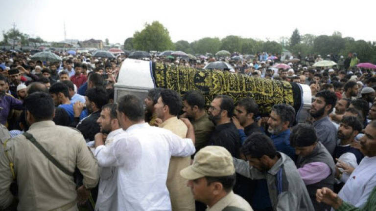 Thousands throng funeral of slain Indian Kashmir editor