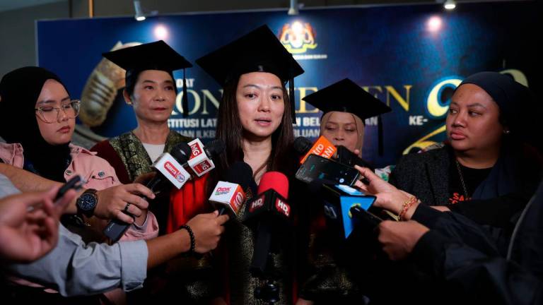 Menteri Belia dan Sukan, Hannah Yeoh, bercakap kepada media selepas menghadiri Istiadat Konvokesyen ke-20 Institusi Latihan Kemahiran Belia dan Sukan di Bangi Avenue hari ini - fotoBERNAMA