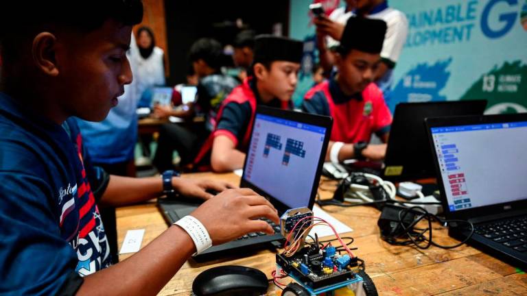 Sebahagian para peserta menyertai pertandingan robotik pada Majlis Perasmian Malaysia Techlympics 2025 Peringkat Zon Pantai Timur di Pusat Sains dan Kreativiti Terengganu hari ini. - fotoBERNAMA