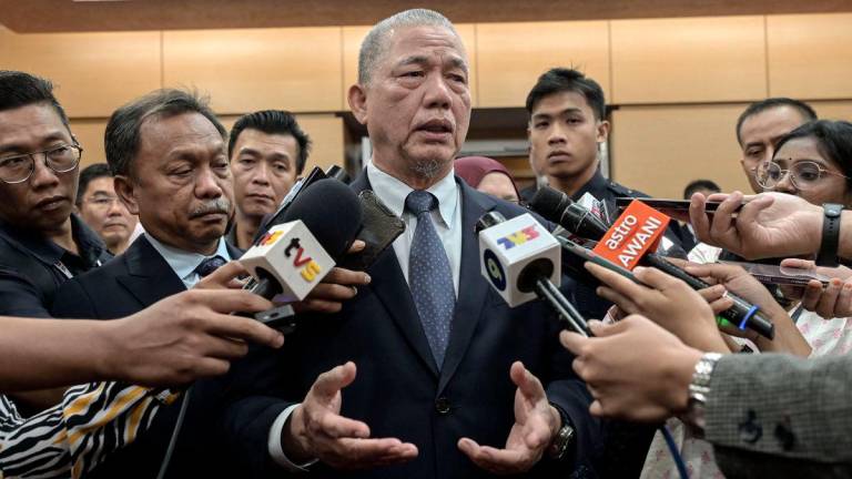 Timbalan Perdana Menteri Datuk Seri Fadillah Yusof ketika ditemu bual pemberita selepas Majlis Perasmian Ekspo Inovasi dan Pengkomersilan Kebangsaan (NICE 2025) di Pusat Dagangan Dunia Kuala Lumpur (WTCKL) hari ini. Turut hadir Timbalan Menteri Sains, Teknologi dan Inovasi Datuk Mohammad Yusof Apdal (dua, kiri) -fotoBERNAMA