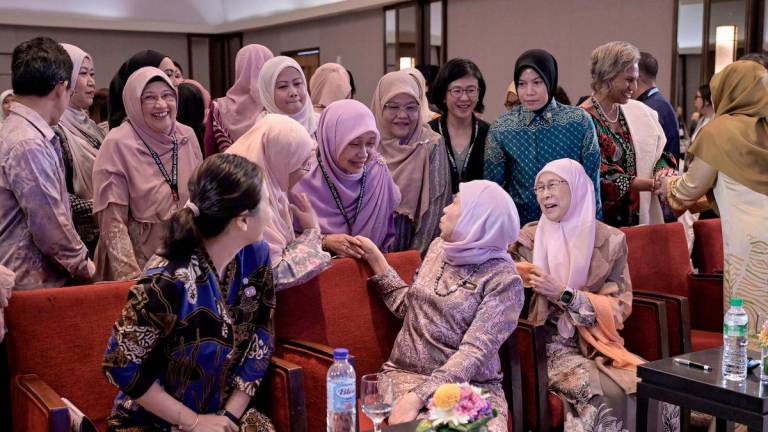 The Prime Minister’s wife, Datuk Seri Dr Wan Azizah Wan Ismail (right), mingles with participants after the opening ceremony of the Gender Outlook Forum 2025 today. Also present was the Minister of Women, Family and Community Development, Datuk Seri Nancy Shukri (centre). - BERNAMA