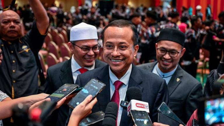 Menteri Besar Terengganu, Datuk Seri Dr Ahmad Samsuri Mokhtar bercakap kepada media pada Majlis Apresiasi Kontinjen Negeri Terengganu Sukma dan Para Sukma Edisi Ke-21 Sarawak 2024 di Wisma Darul Iman hari ini. - fotoBERNAMA