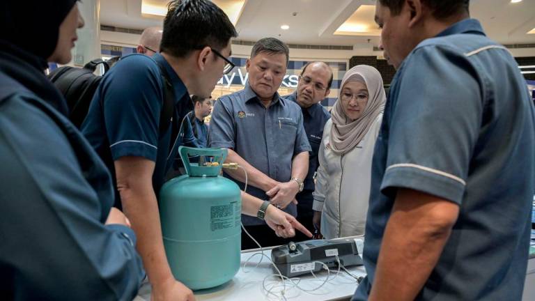 Timbalan Menteri Sumber Asli dan Kelestarian Alam Datuk Seri Huang Tiong Sii meluangkan masa melawat reruai pameran selepas Majlis Perasmian Hari Ozon Sedunia 2025 Peringkat Kebangsaan hari ini-fotoBERNAMA
