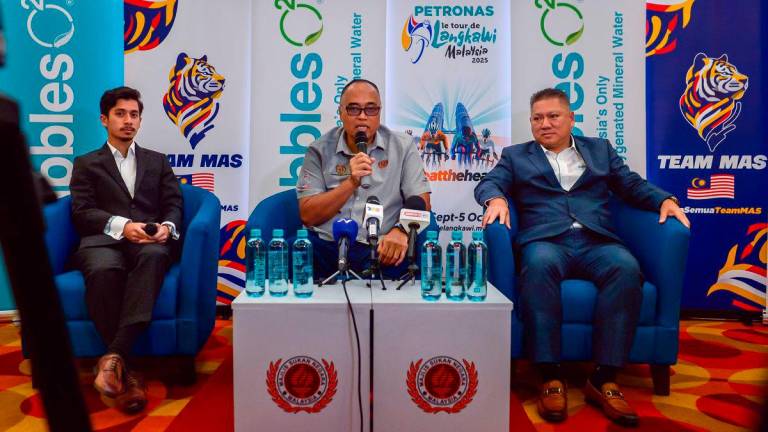 Ketua Pengarah Majlis Sukan Negara (MSN), Jefri Ngadirin (tengah) pada Sidang media penyerahan tajaan Bubbles 02 &amp; jersi polkadot ‘King of Mountain’ Le Tour de Langkawi 2025 di Majlis Sukan Negara, Bukit Jalil hari ini. Turut hadir, Pengerusi Eksekutif Bubbles 02 Sdn Bhd, Arifin Marzuki (kanan) - fotoBERNAMA