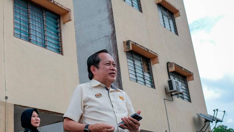 Timbalan Menteri Kerja Raya Datuk Seri Ahmad Maslan (kanan) mengadakan lawatan ke Kuarters Polis Daerah Segamat hari ini bagi meninjau kesan retakan yang berpunca daripada gempa kecil yang berlaku di daerah itu baru-baru ini- BERNAMA