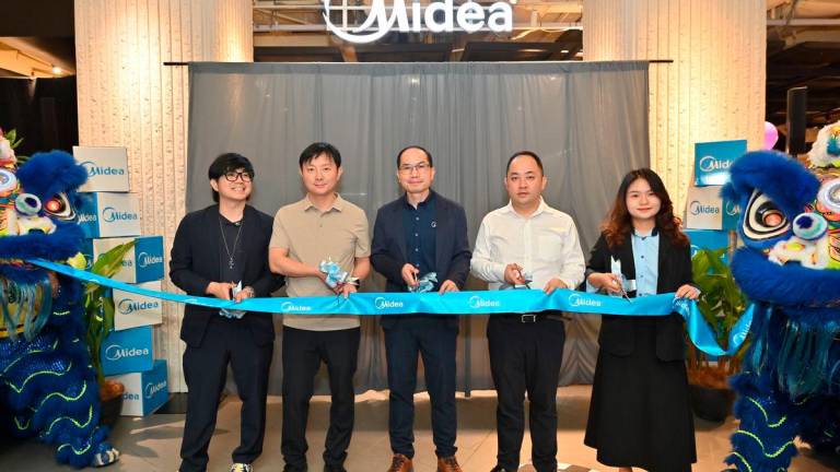 (From left to right) Iko In, Founder of iN Design Lab; James Hu, REF Overseas Marketing Director, Midea; Peter Jiang, Deputy General Manager of Midea Malaysia; Frank Huang, REF Overseas Regional Director, Midea; Ada Liu, Country Product Manager of Laundry Division, Midea, at the ribbon cutting ceremony to officially launch the Midea showroom at iN Design Lab.