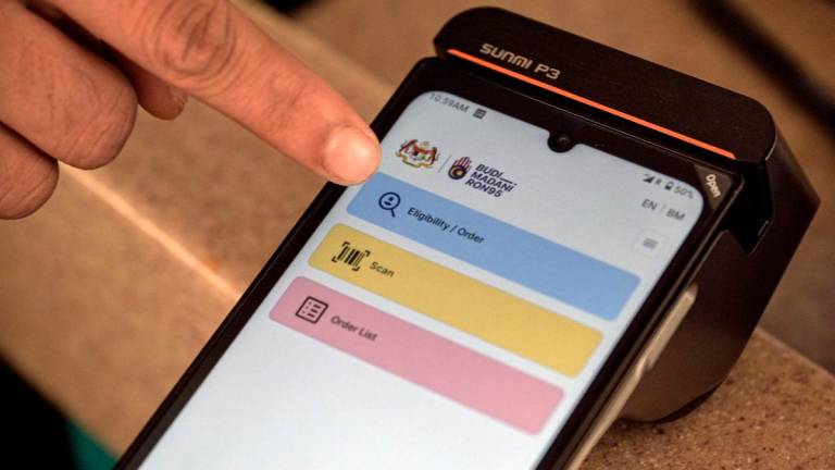 Perdana Menteri Datuk Seri Anwar Ibrahim hari ini mengumumkan bahawa harga petrol RON95 dikurangkan kepada RM1.99 seliter berbanding RM2.05 seliter, berkuat kuasa 30 Sept melalui penyasaran subsidi di bawah program BUDI MADANI RON95 (BUDI95), semasa perjumpaan beliau dengan warga Jabatan Perdana Menteri bagi bulan September 2025 -fotoBERNAMA