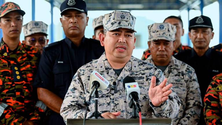 Pengarah Maritim Negeri Pahang, Laksamana Pertama Maritim Mazlan Mat Rejab bercakap semasa sidang media mengenai kapal hantu yang hanyut di Jeti Agensi Penguatkuasaan Maritim Malaysia Zon Maritim Kemaman hari ini- BERNAMA