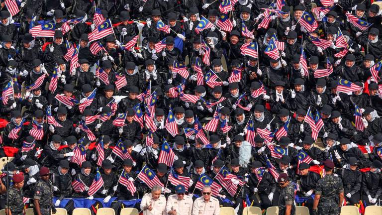 Perdana Menteri Datuk Seri Anwar Ibrahim bersama dua timbalannya Datuk Seri Dr Ahmad Zahid Hamidi dan Datuk Seri Fadillah Yusof bergambar dengan peserta persembahan grafik manusia pada sambutan Hari Kebangsaan 2025 di Dataran Putrajaya, hari ini. Persembahan grafik manusia dan koir itu dijayakan oleh 2,000 pelajar daripada 50 sekolah menengah di Selangor dan Wilayah Persekutuan - fotoBERNAMA