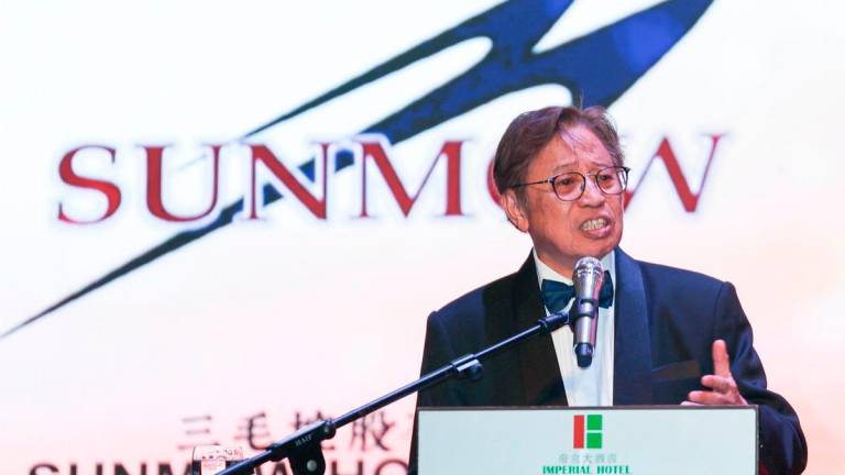 Premier Sarawak Tan Sri Abang Johari Openg berucap pada Majlis Makan Malam Gala Dewan Perniagaan dan Industri Cina Bersekutu Sarawak (ACCCIS) ke-60 malam tadi.- fotoBERNAMA