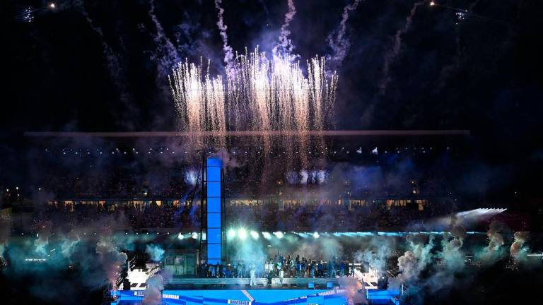 Fireworks erupt over the Alexander Stadium during the closing ceremony for the Commonwealth Games in Birmingham, central England, on August 8, 2022. (Photo by Paul ELLIS / AFP)