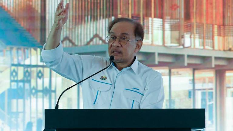 Perdana Menteri Datuk Seri Anwar Ibrahim berucap pada Majlis Pecah Tanah Pembangunan Ipoh Sentral bagi menyempurnakan majlis itu di Perkarangan Stesen Keretapi Ipoh di sini hari ini - fotoBERNAMA