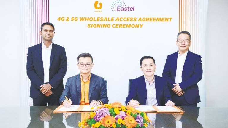 From left: U Mobile chief marketing officer Navin Manian, Chang, Lee and Anchor Communications CEO Chia Han Hui at the signing ceremony.