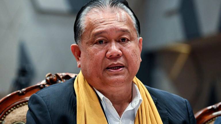 Menteri Kerja Raya Datuk Seri Alexander Nanta Linggi bercakap ketika sidang media selepas Perhimpunan Bulanan Kementerian Kerja Raya (KKR) hari ini. - fotoBERNAMA