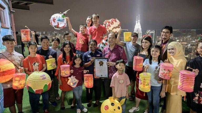 Non-Executive Chairman of LSH Service Master Sdn Bhd (LSHSM), Tan Sri Lim Keng Cheng, received a Malaysia Book of Records (MBOR) certificate from MBOR representative Menaga Vadamalai at the Highest Mid-Autumn Lantern Parade Programme organised by the Kuala Lumpur Tower tonight. – BERNAMA