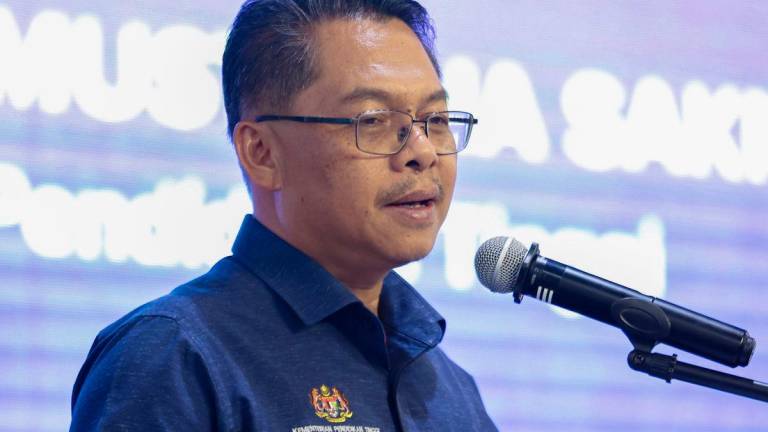 Timbalan Menteri Pendidikan Tinggi, Datuk Mustapha Sakmud menyampaikan ucapan pada majlis pelancaran Karnival Anak Warisan Simpan SSPN (KAWAN) 2025 di Kompleks Karamunsing hari ini. - fotoBERNAMA