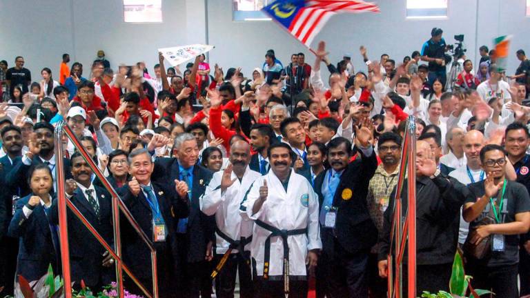State Youth, Sports and Non-Governmental Organisations Committee chairman Datuk VP Shanmugam (centre). Bernamapix