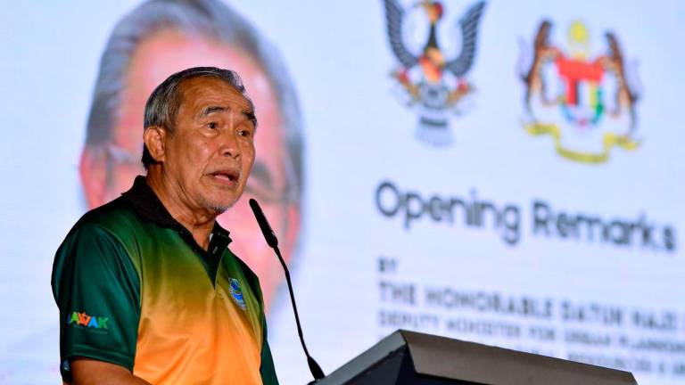 Timbalan Menteri Perancangan Bandar, Pentadbiran Tanah dan Alam Sekitar Sarawak Datuk Len Talif Salleh berucap pada Majlis Makan Malam sempena Lawatan Penilaian Sarawak Delta Geopark oleh Penilai UNESCO di Waterfront Hotel semalam - BERNAMA