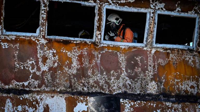 Anggota Pasukan Khas Bahan Kimia Berbahaya (Hazmat) Jabatan Bomba dan Penyelamat (JBPM) Terengganu dan Pahang melakukan pemeriksaan pada sebuah kapal ‘hantu’ yang hanyut di perairan Pelantar Minyak Semangkok A hari ini - BERNAMA