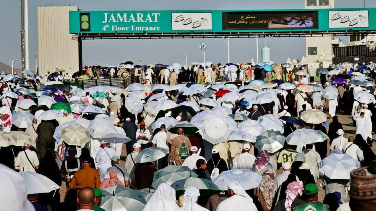 Jemaah haji berjalan menuju Jamrah untuk melaksanakan ibadah melontar dalam cuaca panas di Mina, Sabtu. fotoBERNAMA