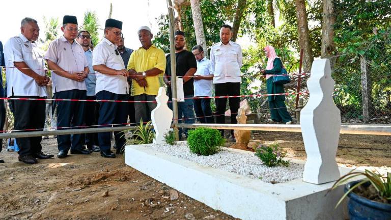 Minister in the Prime Minister’s Department (Religious Affairs), Datuk Dr Mohd Na’im Mokhtar (fourth from left), visited the grave of Universiti Pendidikan Sultan Idris (UPSI) student, the late Nurly Shahirah Azman, who was killed in a bus accident involving UPSI students in Gerik earlier in June, at the Kampung Gong Pasir Islamic Cemetery, Kerandang, today. - BERNAMAPIX