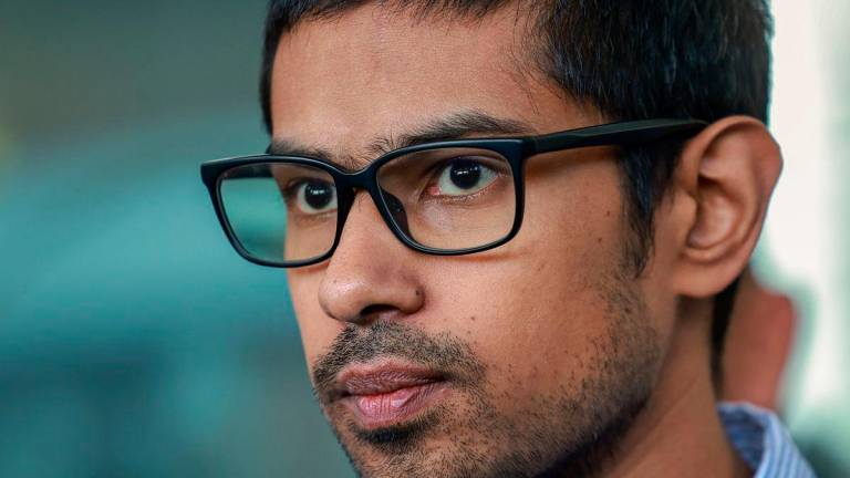 Bekas pembantu penyelidik kepada seorang ahli politik Muhammed Yusoff Rawther hari ini dilepaskan dan dibebaskan oleh Mahkamah Tinggi di sini hari ini daripada pertuduhan mengedar dadah jenis kanabis dan memiliki dua pucuk pistol tiruan. fotoBERNAMA