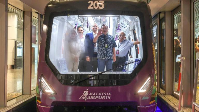 Menteri Pengangkutan Anthony Loke (dua,kanan) bersama Pengarah Urusan Kumpulan Malaysia Airport Datuk Mohd Izani Ghani (dua,kiri) ketika lawatan Aerotrain KLIA bersama pengamal media di Lapangan Terbang Antarabangsa Kuala Lumpur (KLIA) Terminal 1 hari ini-BERNAMA