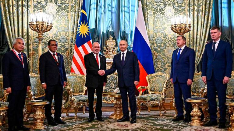 Yang di-Pertuan Agong Sultan Ibrahim berkenan bersalaman dengan Presiden Rusia Vladimir Putin pada Majlis Sambutan Negara di Grand Kremlin Palace, semalam - BERNAMA
