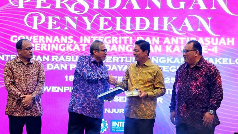Ketua Setiausaha Negara Tan Sri Shamsul Azri Abu Bakar (dua,kiri) menerima cenderahati daripada Ketua Pesuruhjaya Suruhanjaya Pencegahan Rasuah Malaysia (SPRM) Tan Sri Azam Baki (dua,kanan) pada Majlis Perasmian Persidangan Penyelidikan Governans, Integriti dan Antirasuah Peringkat Kebangsaan kali keempat di sini hari ini- BERNAMA