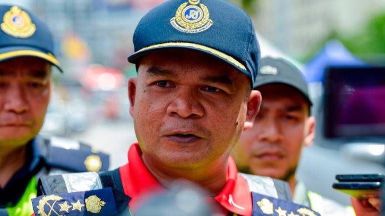 Pengarah Jabatan Pengangkutan Jalan (JPJ) Wilayah Persekutuan Kuala Lumpur, Hamidi Adam pada sidang media selepas meninjau kenderaan Perdagangan pada Ops Khas Kenderaan Perdagangan di Plaza Tol Sungai Besi Arah Selatan hari ini - fotoBERNAMA