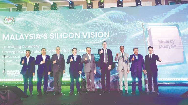 Prime Minister Datuk Seri Anwar Ibrahim (fifth, left) at the launch of Silicon Vision 2025. With him are Rafiizi (fourth, left), Investment, Trade and Industry Minister Tengku Datuk Seri Zafrul Abdul Aziz (third, left), Arm CEO Rene Haas (fourth, right) and Chief Secretary to the Government Tan Sri Shamsul Azri Abu Bakar (second, left). – Bernamapic