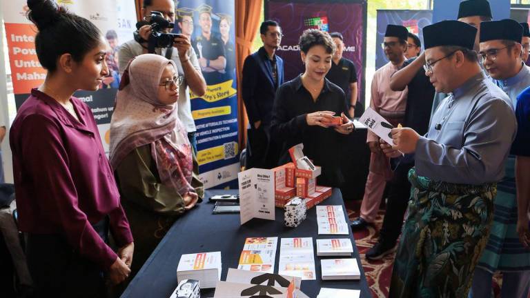 Menteri Besar Selangor Datuk Seri Amirudin Shari melawat reruai pameran selepas merasmikan Program Tekad Pendidikan Kita Selangor 2025 di Bandar Baru Bangi hari ini. fotoBERNAMA
