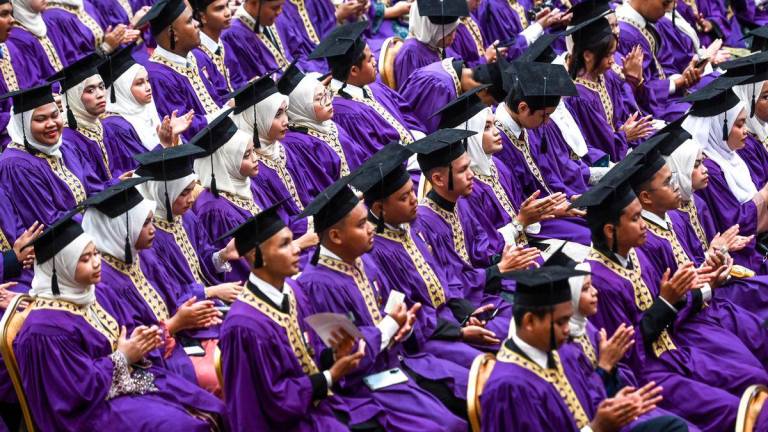 Sebahagian graduan hadir menerima sijil masing-masing pada Majlis Konvokesyen Politeknik dan Kolej Komuniti Zon Timur 2025 di Universiti Sultan Zainal Abidin (UniSZA), hari ini - fotoBERNAMA