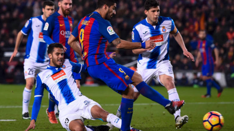 Suarez double, Messi magic hands Barca derby delight