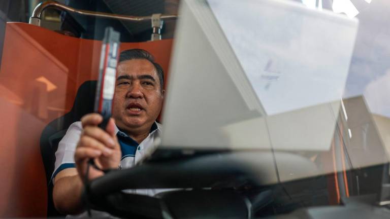Menteri Pengangkutan, Anthony Loke, meninjau kenderaan perdagangan sempena Majlis Pelaksanaan Penggunaan Peranti Had Laju (Speed Limitation Device, SLD) bagi kenderaan perdagangan di Pejabat Scania (Malaysia) Sdn Bhd, Bukit Jelutong, hari ini. fotoBERNAMA
