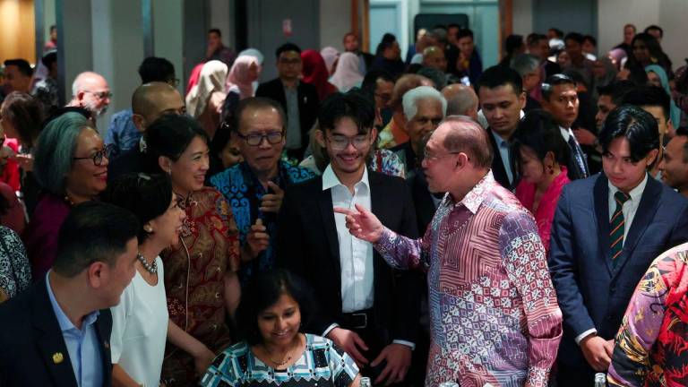 Perdana Menteri Datuk Seri Anwar Ibrahim beramah mesra dengan hadirin pada Majlis Ramah Mesra Bersama Diaspora malam ini sempena lawatan dua hari beliau ke Perancis. - fotoBERNAMA