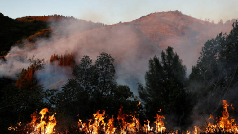 Hundreds flee as wildfire scorches California hillsides